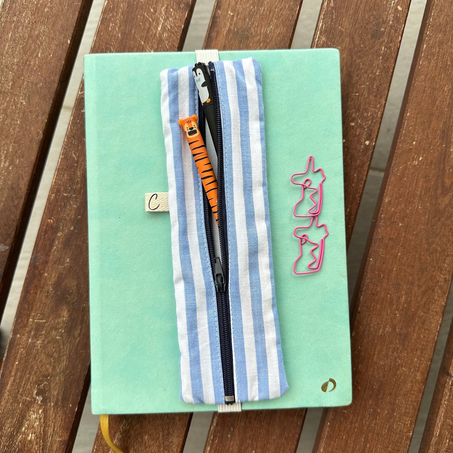 Trousse élastique à accrocher à ton carnet !