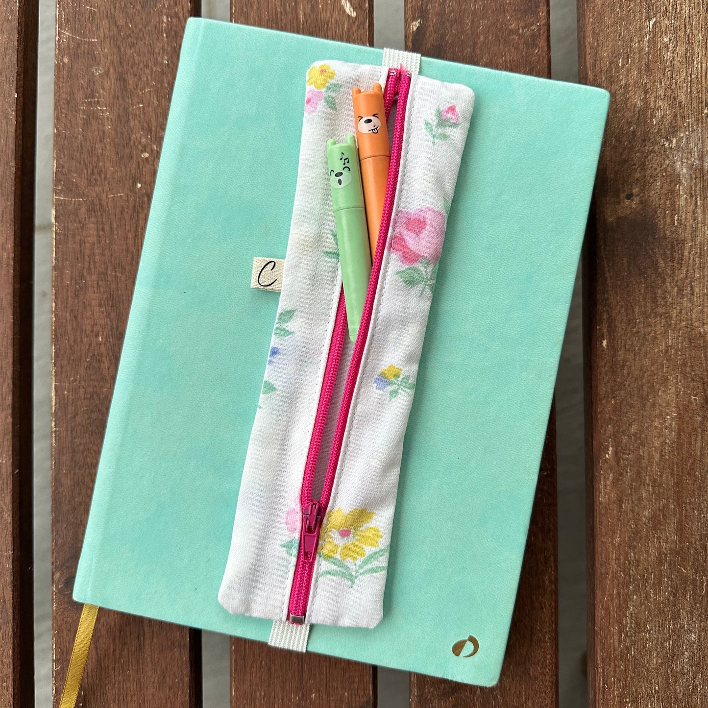 Trousse élastique à accrocher à ton carnet !