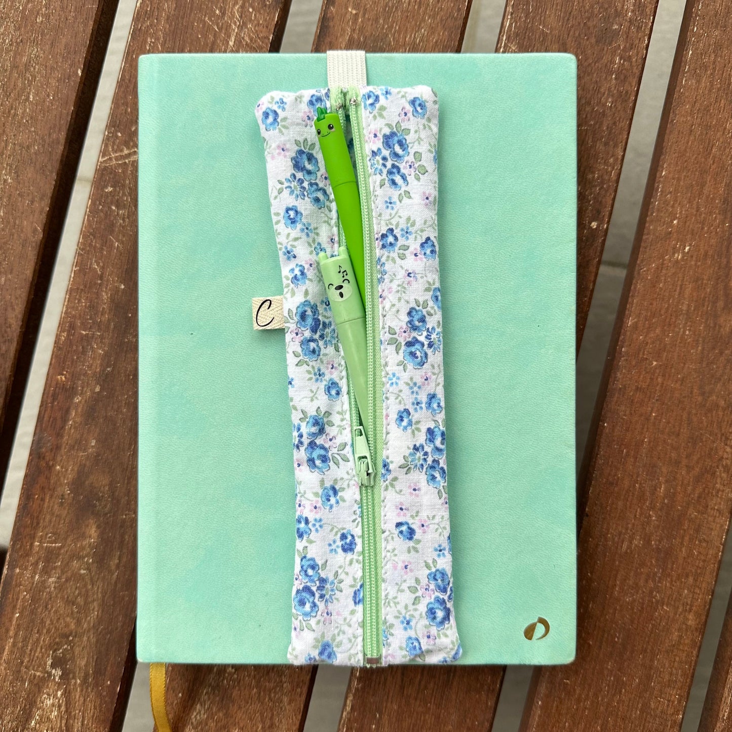 Trousse élastique à accrocher à ton carnet !