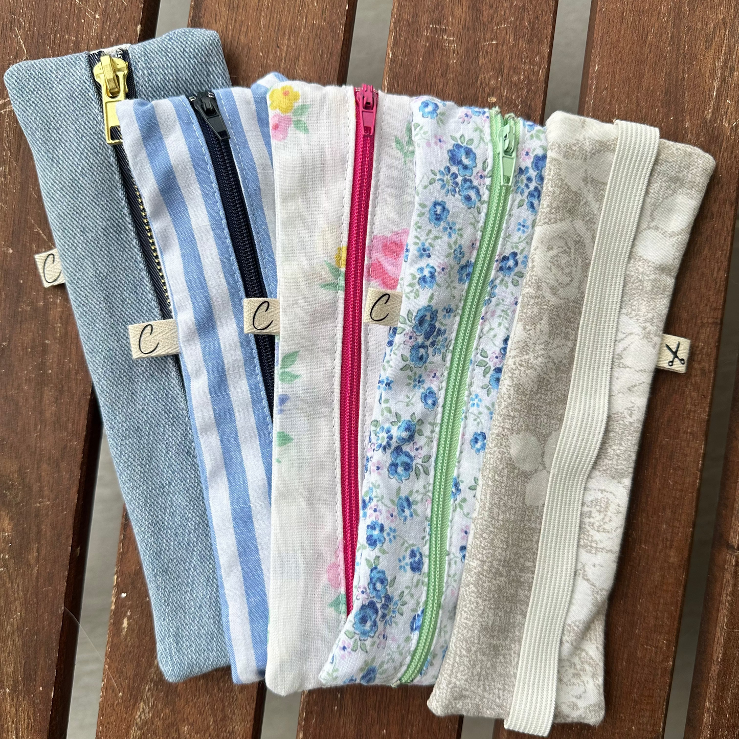 Trousse élastique à accrocher à ton carnet !