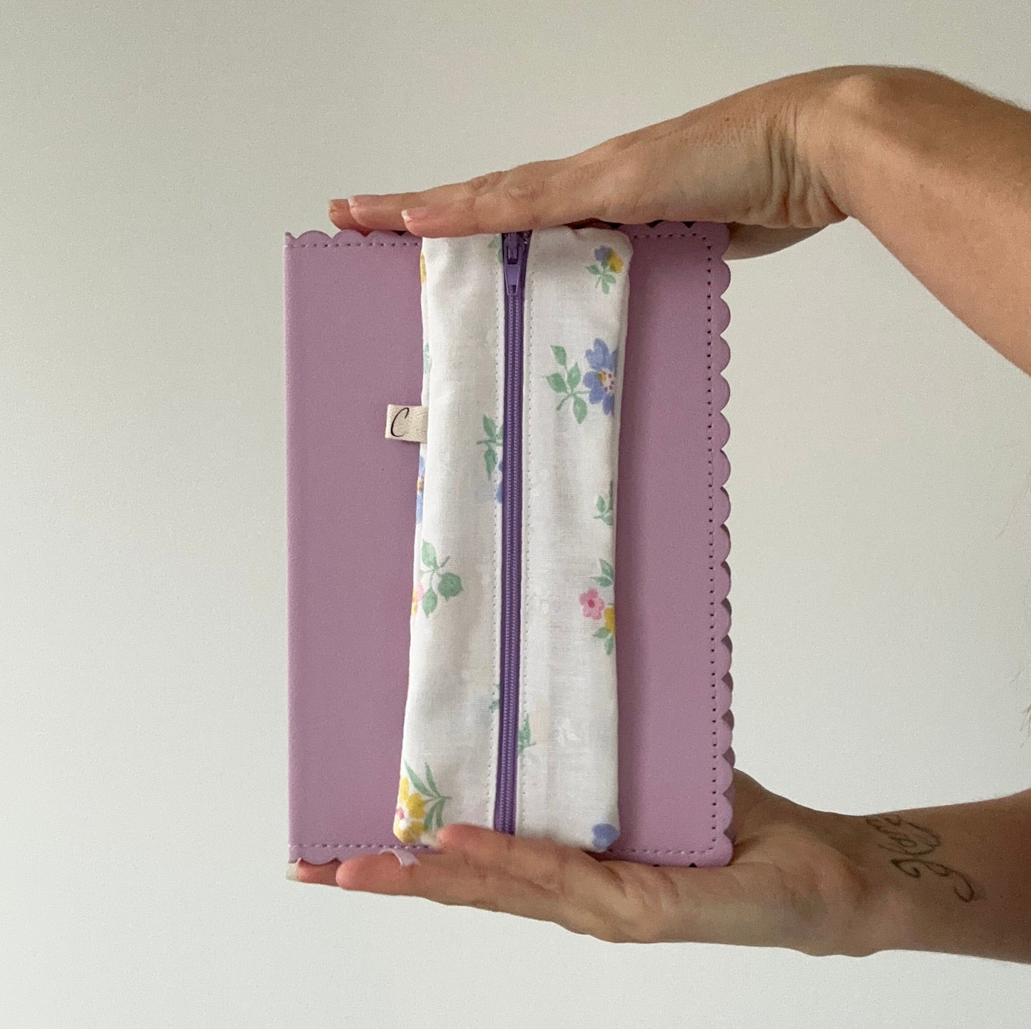 Trousse élastique à accrocher à ton carnet !